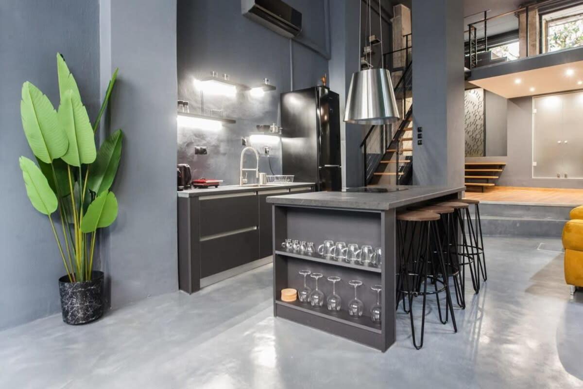 Trendy Industrial Apt Next To Museum Of Acropolis アテネ エクステリア 写真